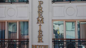 Vista frontal de la propiedad