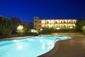 Kolam renang outdoor musiman