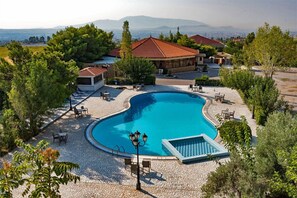 View from property - Acharnis Kavallari Hotel Suites (Acharnes)