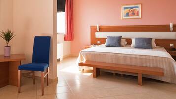 Suíte | Cofres nos quartos, escrivaninha, cortinas blackout