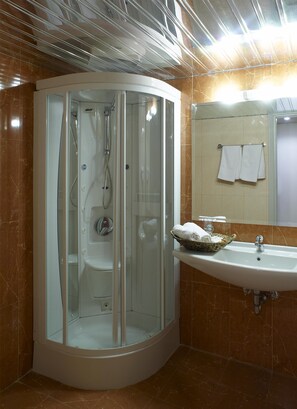 Suite | Bathroom | Free toiletries, hair dryer, bathrobes, towels