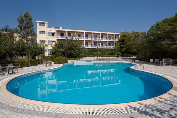 Kolam renang outdoor musiman