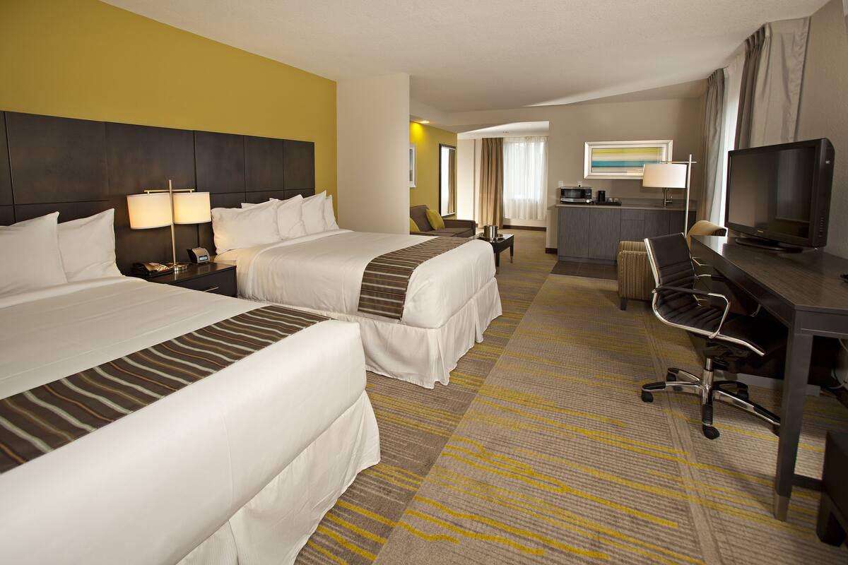 superior suite, multiple beds, non smoking | premium bedding, pillow-top beds, in-room safe, desk
