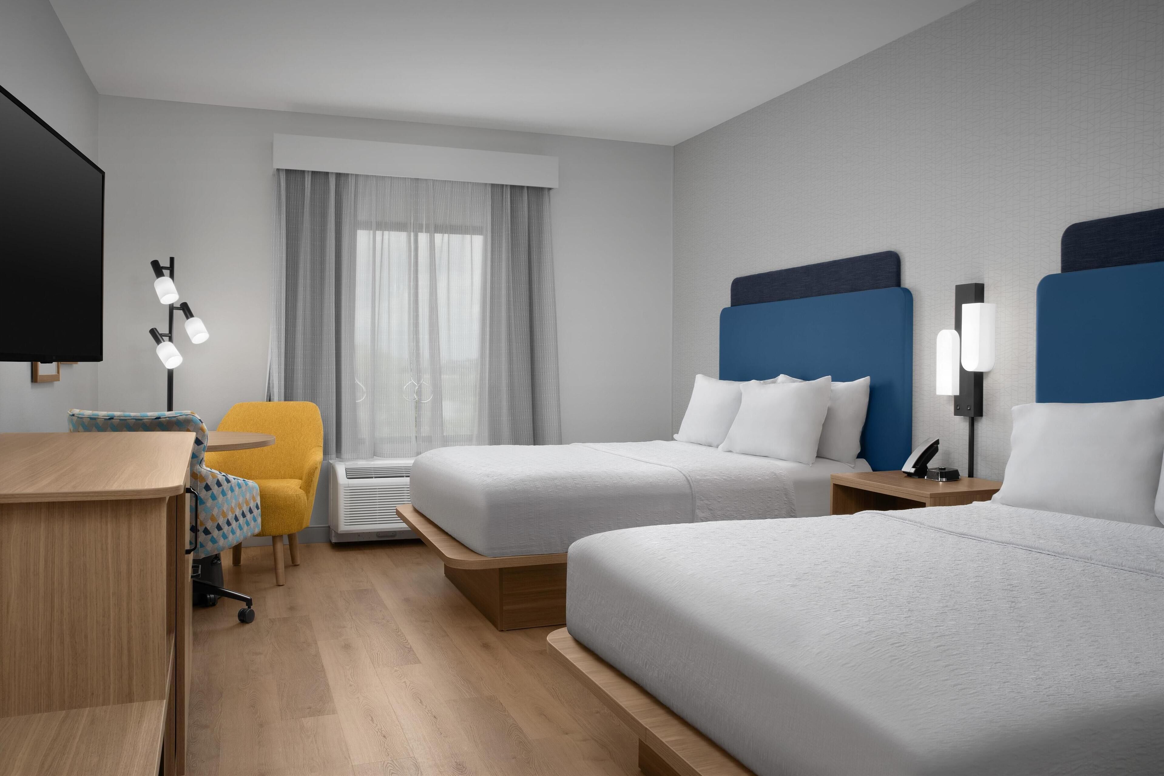 ルーム クイーンベッド 2 台 バリアフリー 浴槽 (Mobility/Hearing) | デスク、ノートパソコン用作業スペース、遮光カーテン、アイロン / アイロン台