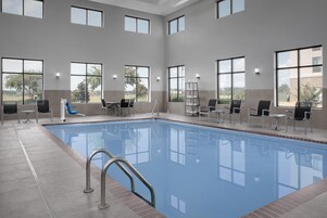 室内游泳池，11:00 至 23:00 开放，日光浴躺椅