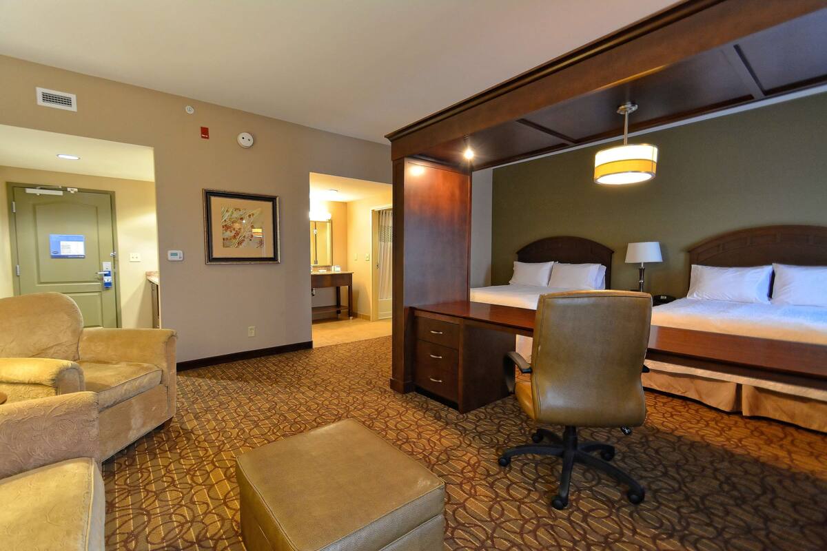 Studio Suite, 2 Tempat Tidur Queen | Brankas, setrika/meja setrika, Wi-Fi gratis, dan jam alarm