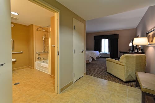 Habitación, 2 camas Queen size, para no fumadores (Accessible) | Baño | Regadera, secadora de cabello, toallas