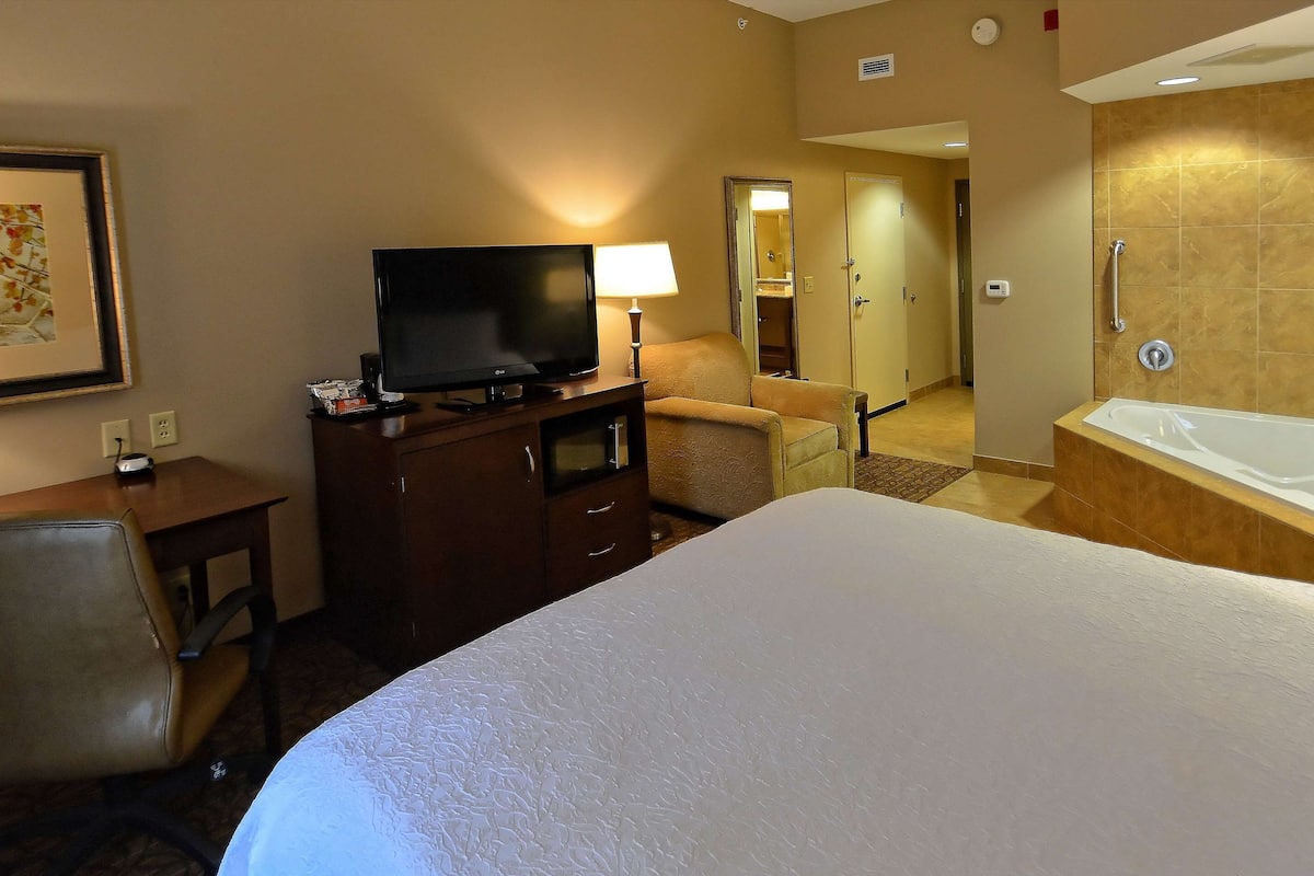 Kamar, 1 Tempat Tidur King, jet tub | Brankas, setrika/meja setrika, Wi-Fi gratis, dan jam alarm