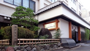 A traditional Japanese building with a sign reading "Hotel Ishicho". - Ishicho (Kyoto)