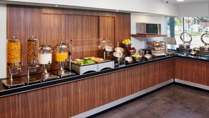 Un buffet proposant une variété de plats et un four à micro-ondes.