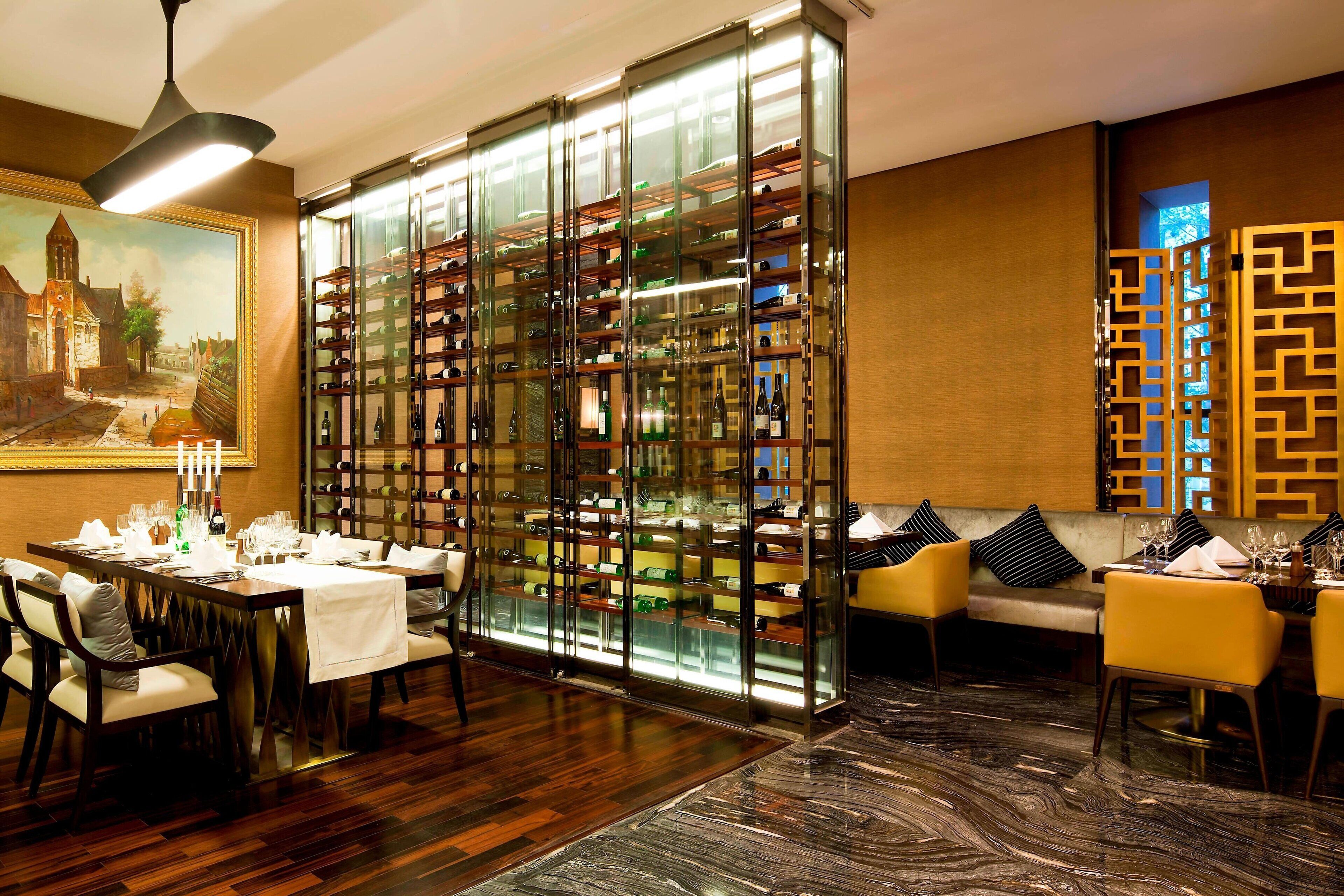 2 restaurants, lunch, dinner served; international cuisine