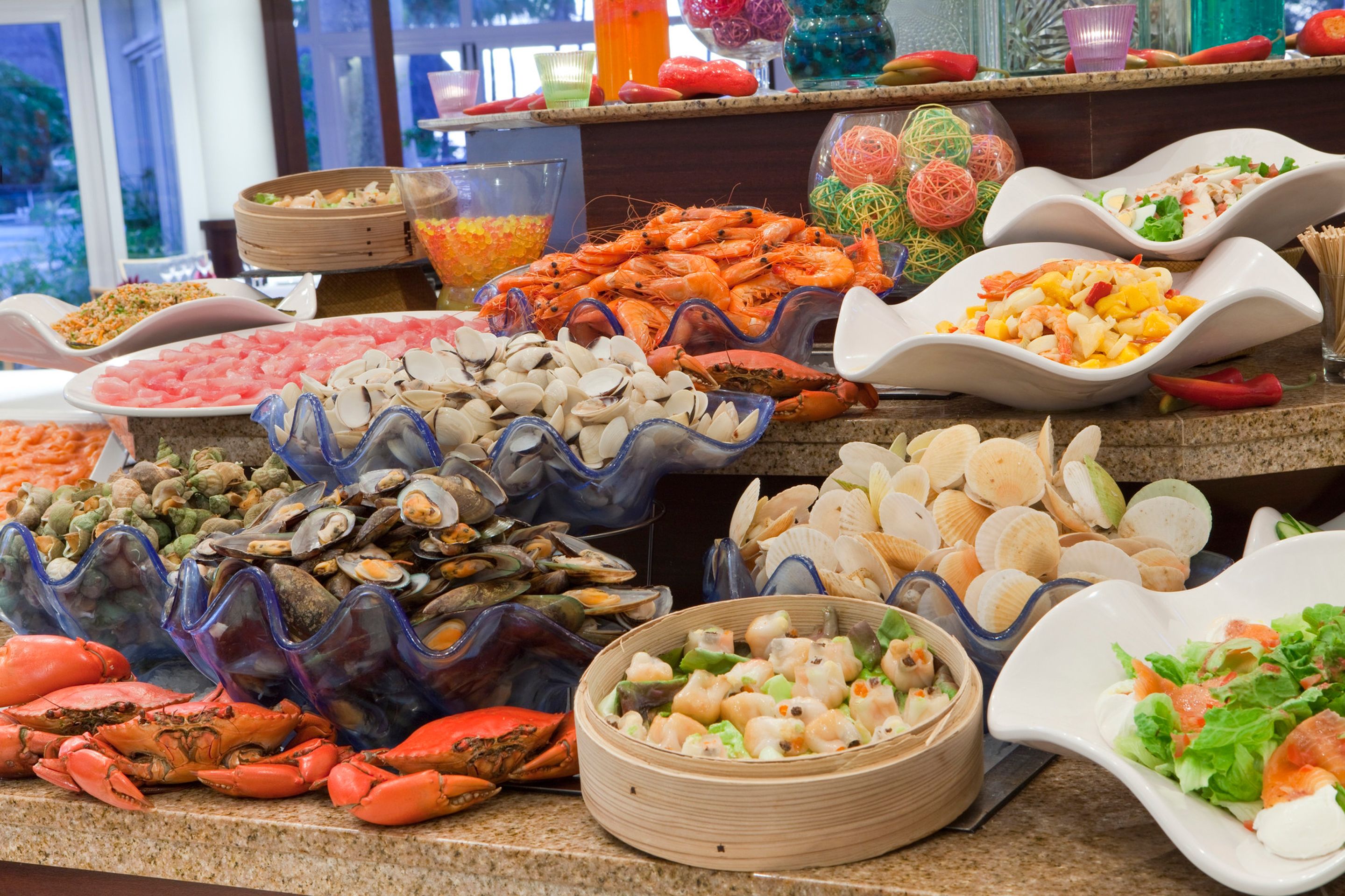2 restaurants, lunch, dinner served; international cuisine