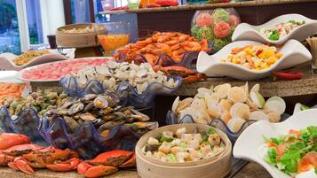 2 restaurants, lunch, dinner served; international cuisine