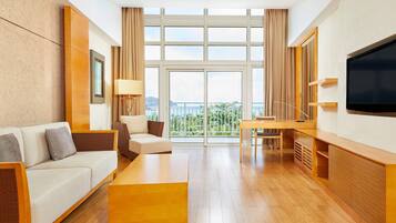 Seprai premium, brankas, meja kerja, dan setrika/meja setrika