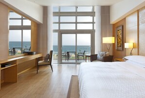 Premium bedding, in-room safe, desk, iron/ironing board