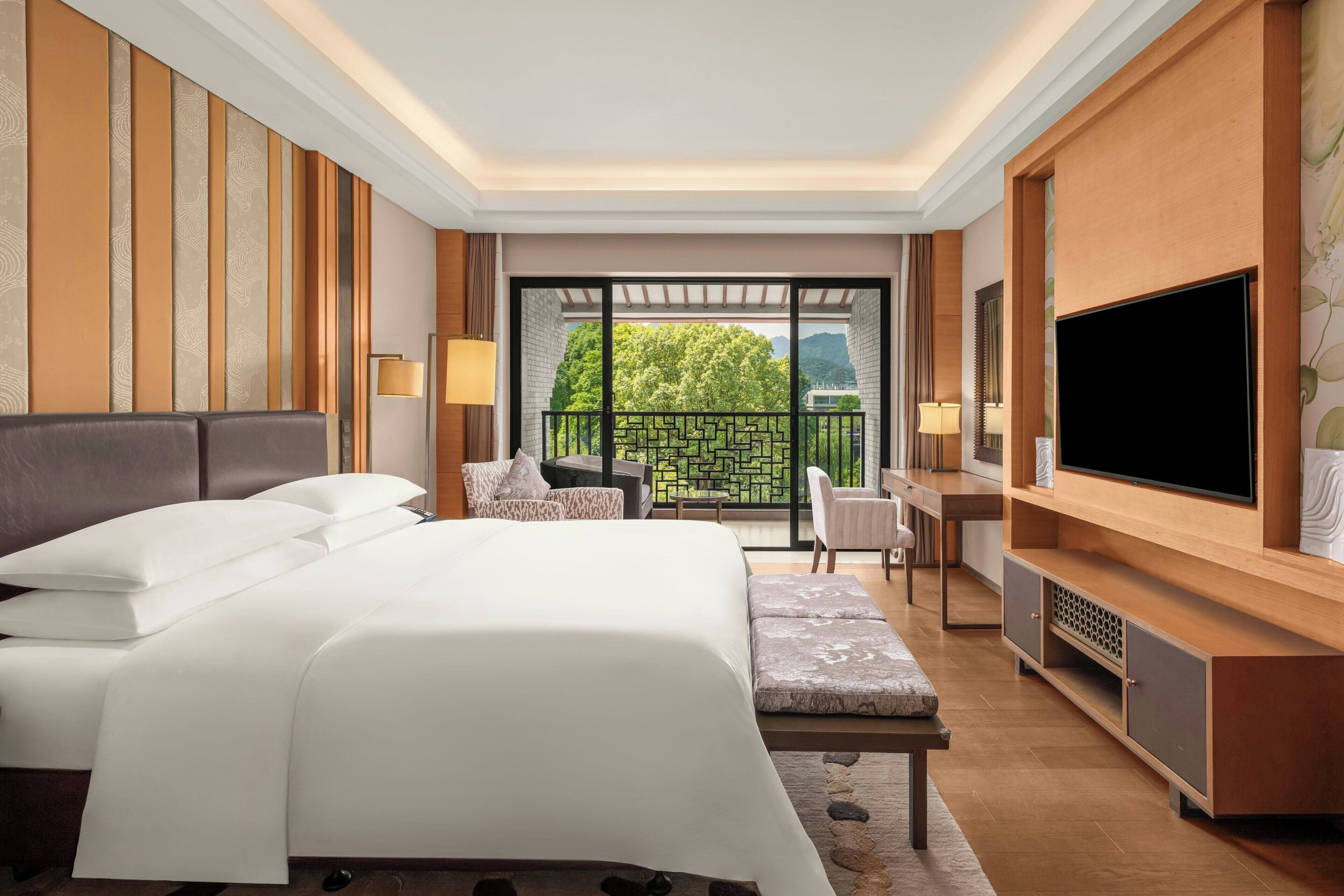 高档床上用品、羽绒被、客房内保险箱、办公桌