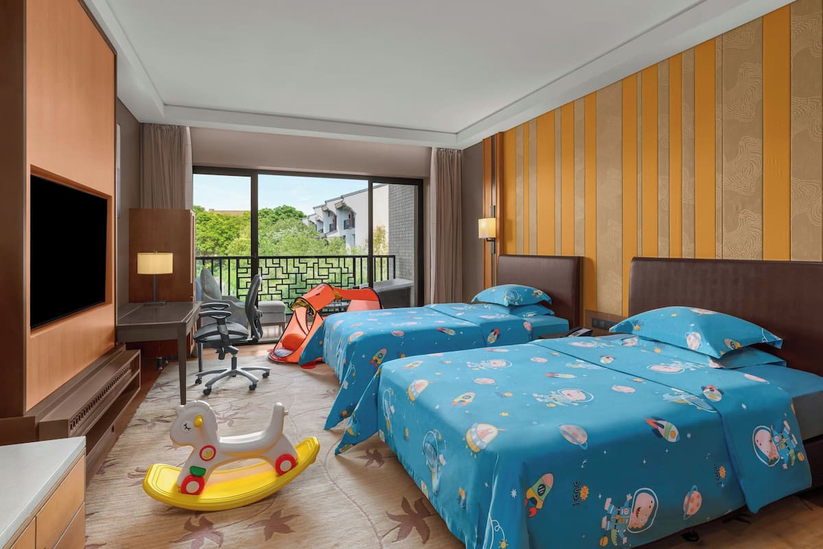Chambre, 2 lits doubles, balcon | Vue de la chambre
