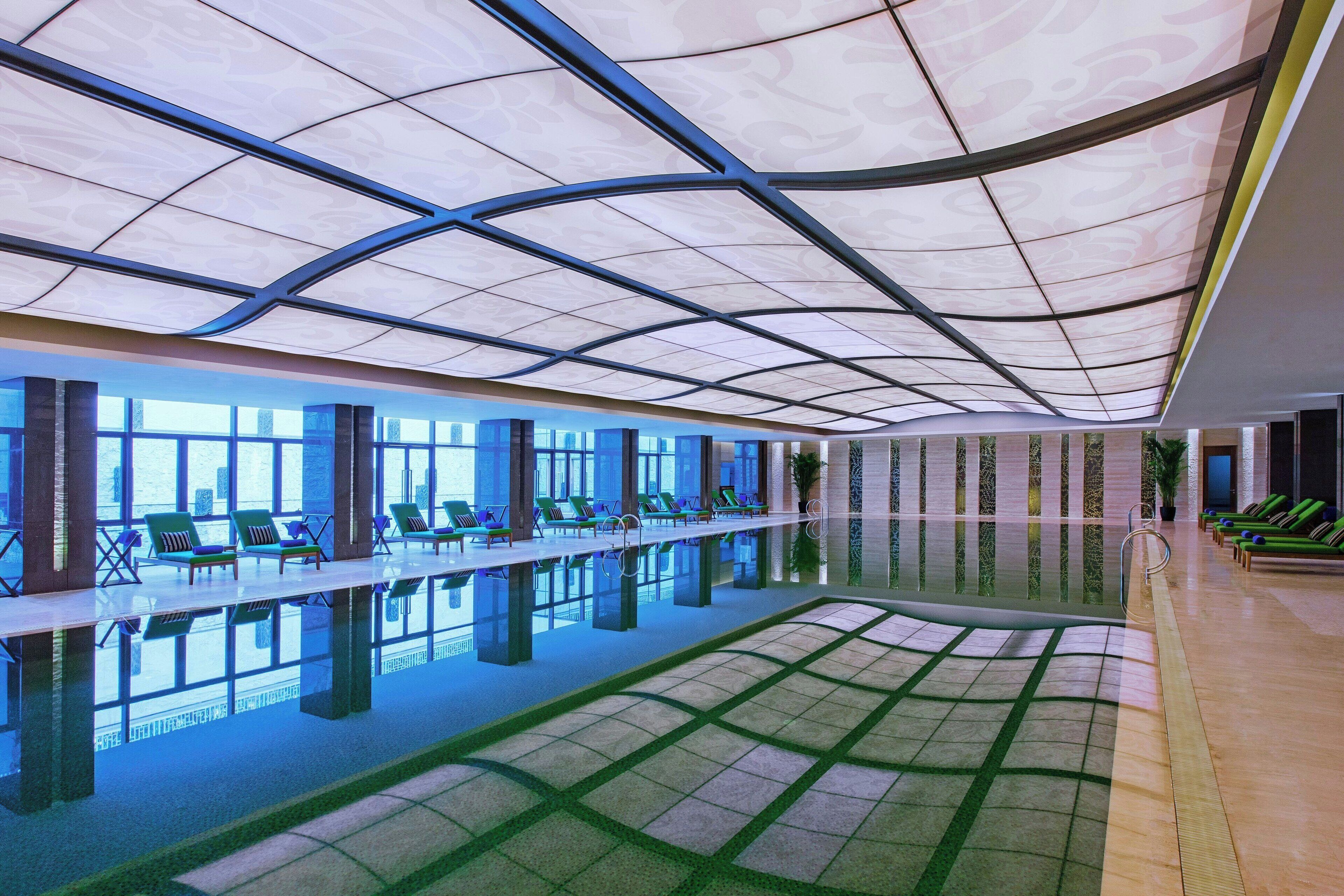 室內游泳池，開放時間為 06:30 至 23:00，提供救生員