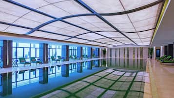 Una piscina cubierta (de 06:30 a 23:00), socorrista en las instalaciones