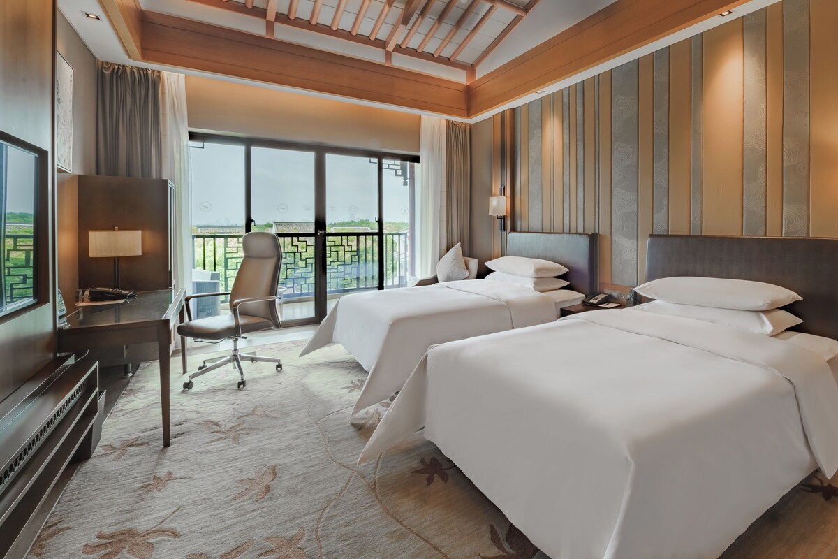 Club Twin Room, 1 Double Bed, Balcony | Premium bedding, down duvets, pillow-top beds, in-room safe