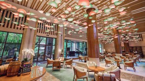 A spacious lobby with a grand piano, comfortable seating, and a ceiling adorned with hanging light fixtures. - Sheraton Grand Hangzhou Wetland Park Resort (Hangzhou)