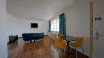 1 bedroom, premium bedding, desk, free WiFi