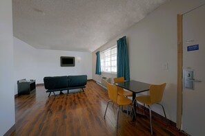 1 多间卧室、高档床上用品、办公桌、免费 WiFi