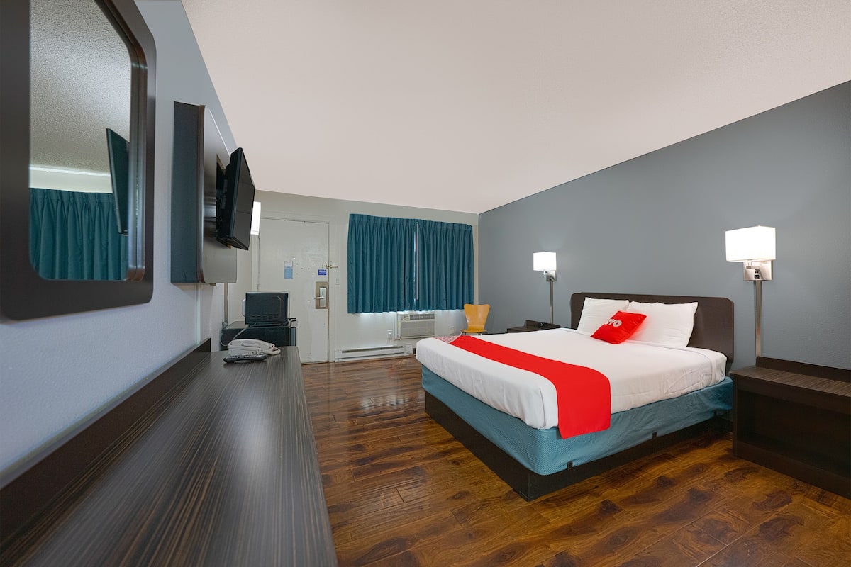 Camera, 1 letto queen, accessibile ai disabili | 1 camera, biancheria da letto di alta qualità, una scrivania