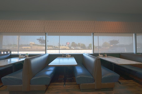 Breakfast, dinner, brunch served; American cuisine