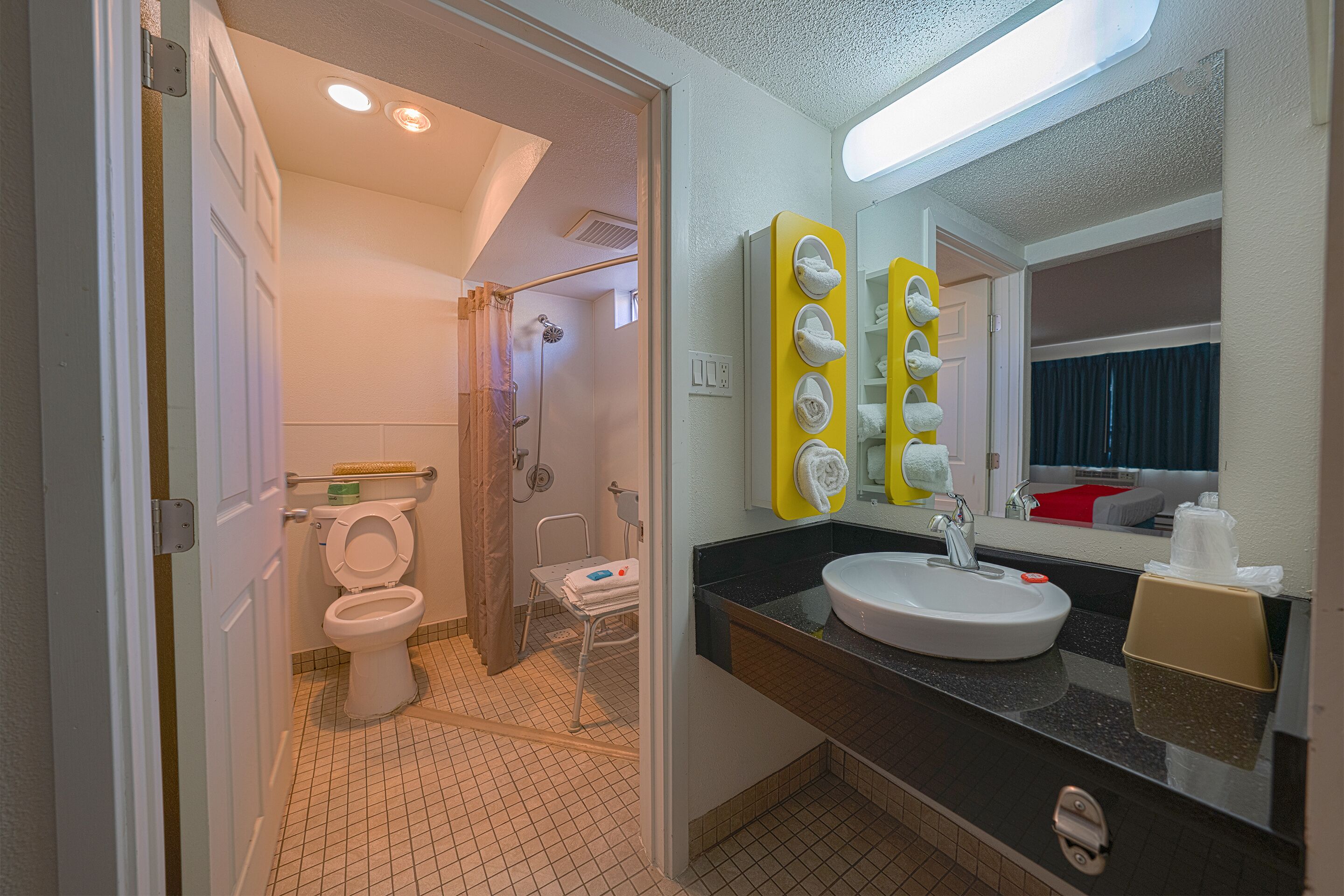 Habitación, 1 cama Queen size, con acceso para personas discapacitadas | Baño | Amenidades de baño gratuitas, secadora de cabello, toallas, jabón 