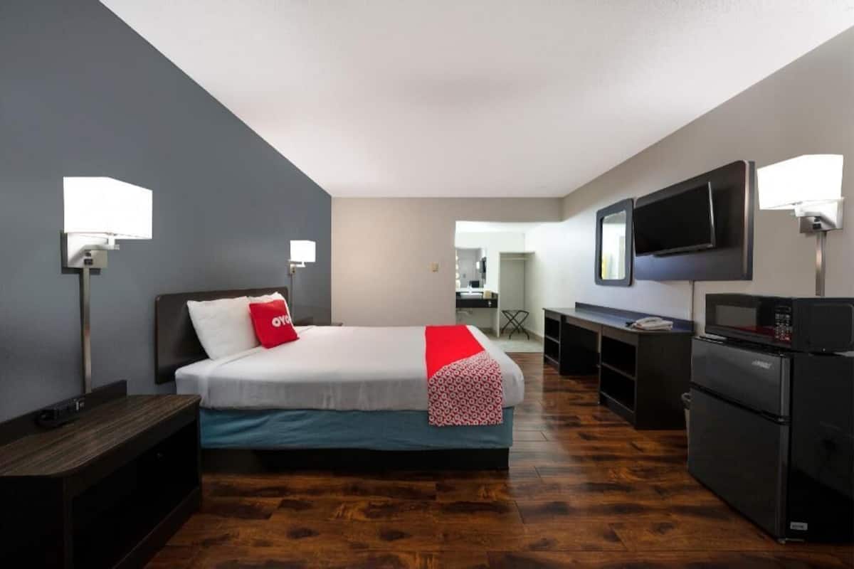 1 bedroom, premium bedding, desk, free WiFi