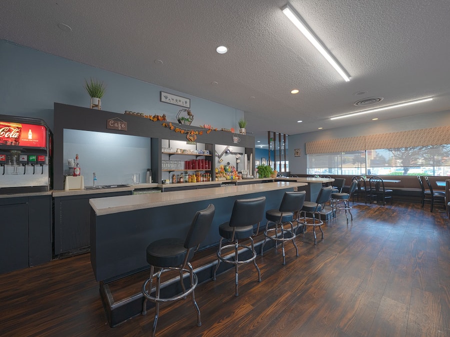 Breakfast, dinner, brunch served; American cuisine