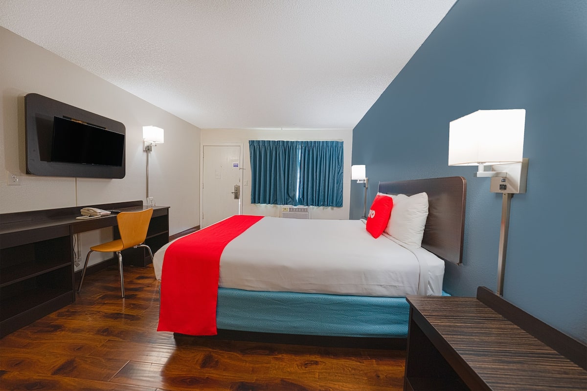 1 bedroom, premium bedding, desk, free WiFi