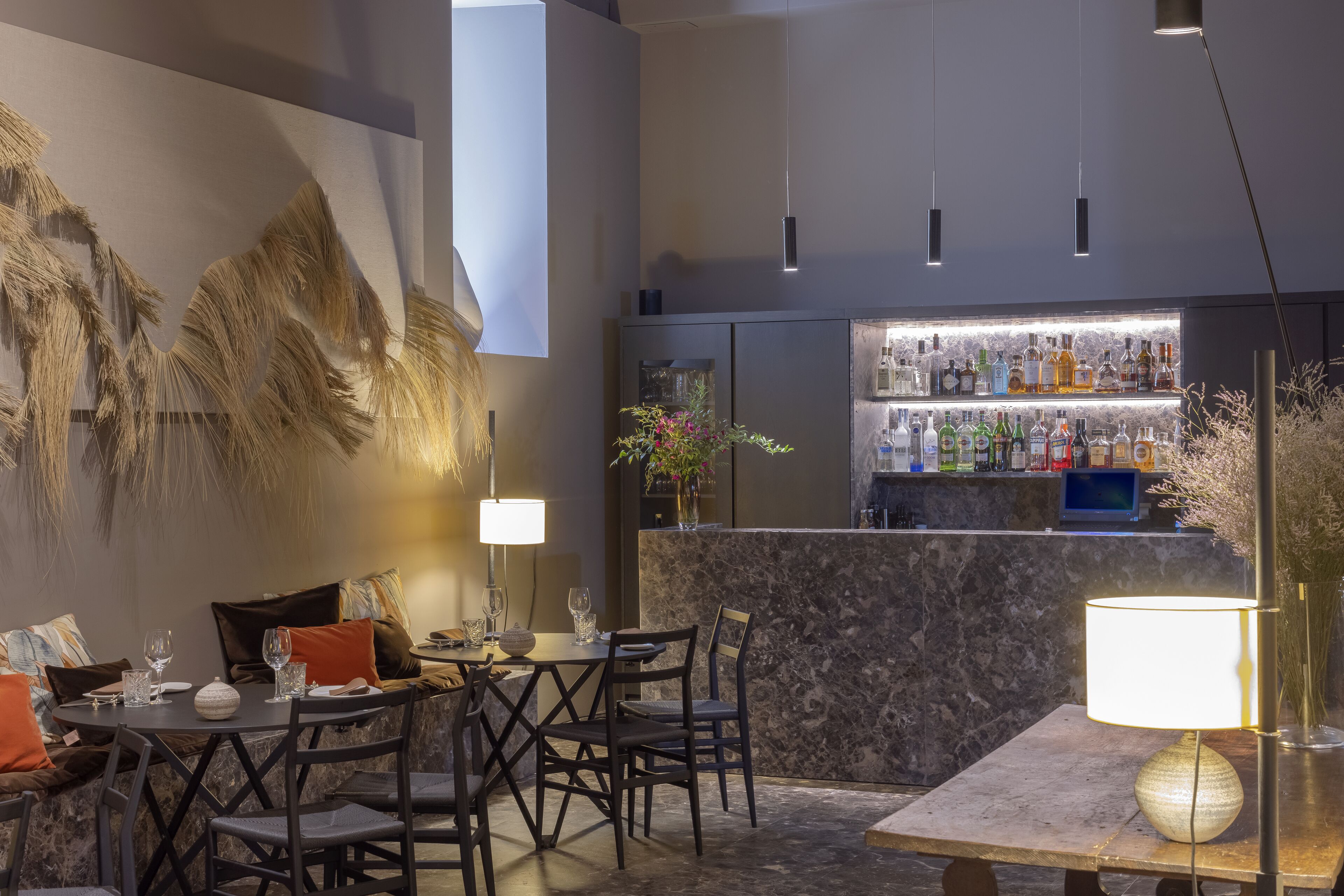 Un espace de restauration moderne avec un bar en arrière-plan.