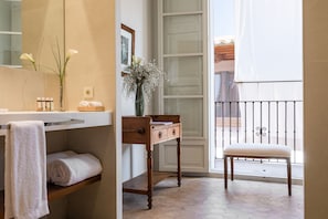 Junior Suite | Bathroom | Deep-soaking bathtub, rainfall showerhead, designer toiletries - Can Cera Hotel (Palma de Mallorca)