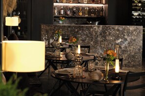 Déjeuner et dîner servis sur place