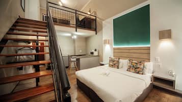 Dúplex empresarial | Caixa forta a l'habitació, escriptori i cortines opaques