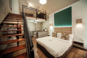 Duplex empresarial | Cofres nos quartos, escrivaninha, cortinas blackout