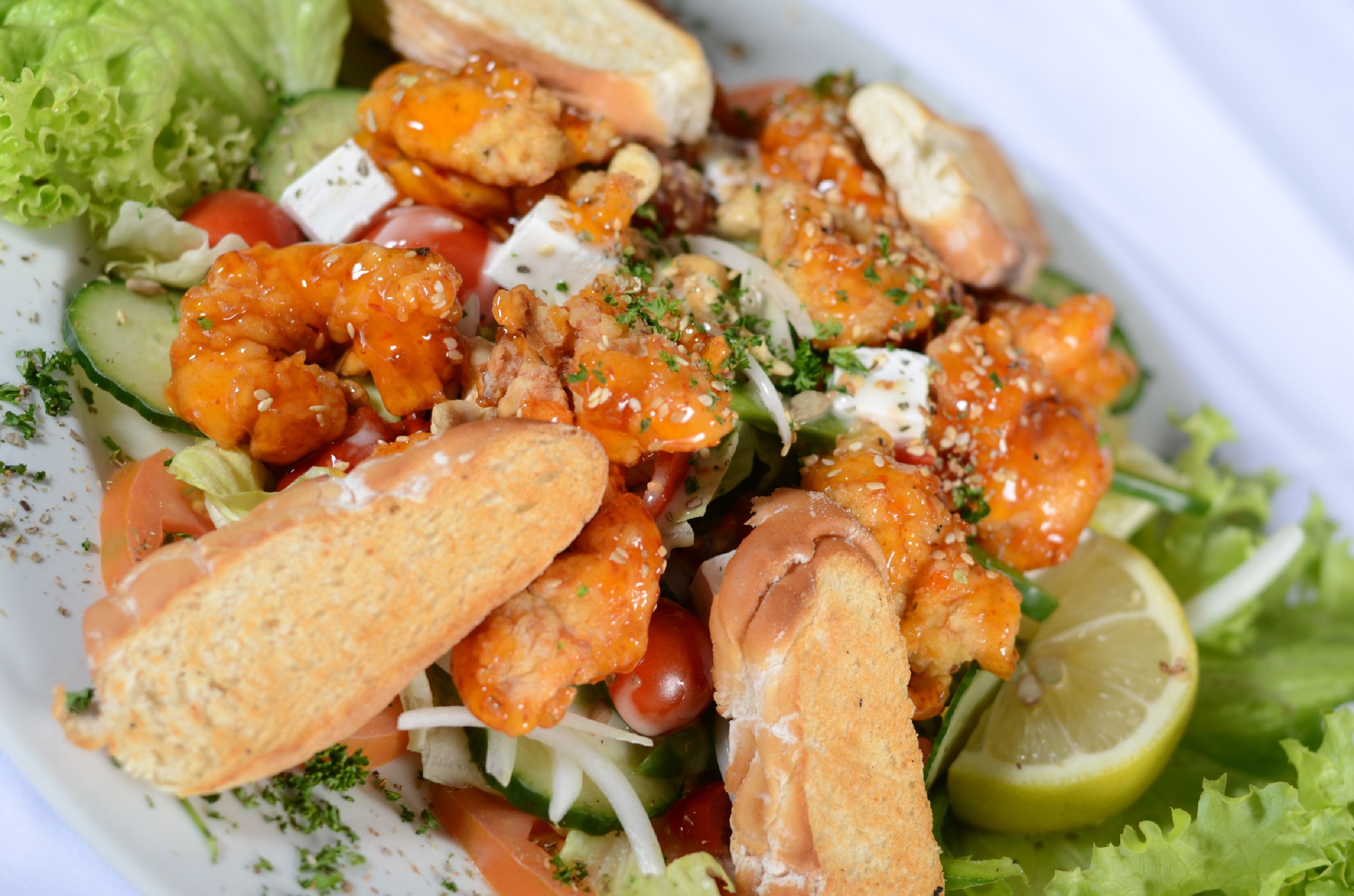Ensalada con diversos ingredientes.