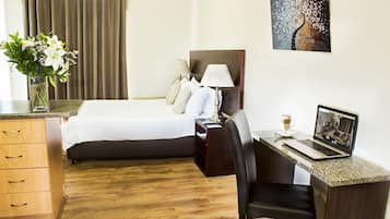 Suite estàndard | Caixa forta a l'habitació, escriptori i cortines opaques