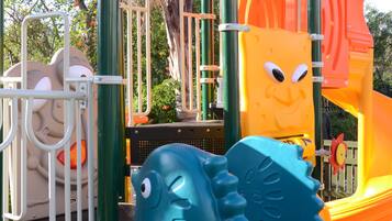 Área de juegos infantiles al aire libre
