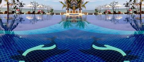 Alberca al aire libre y sombrillas en la alberca