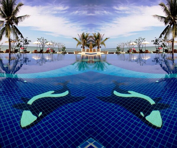 Outdoor pool, pool umbrellas - Kuiburi Hotel and Resort (Prachuap Khiri Khan)