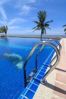 Una piscina al aire libre, sombrillas