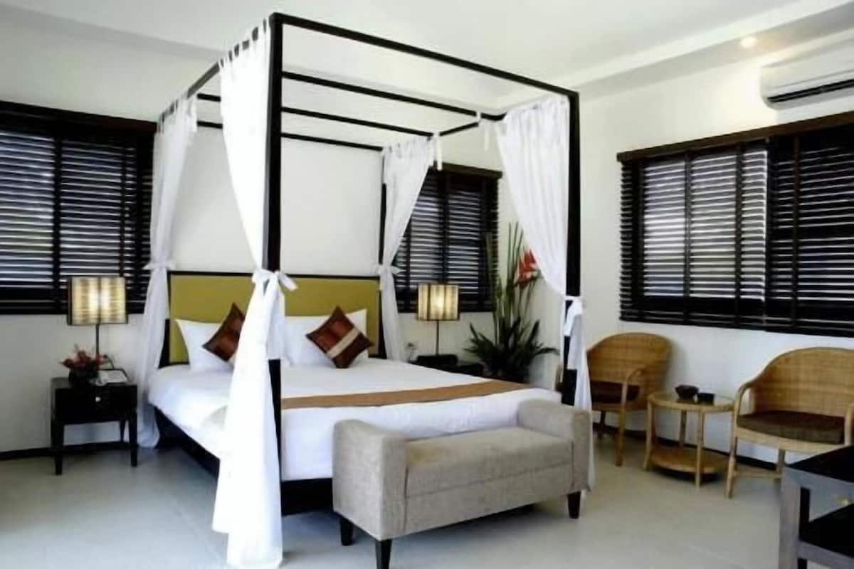 Hypo-allergenic bedding, pillowtop beds, minibar, in-room safe