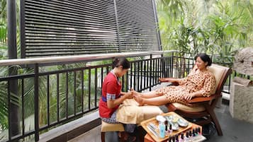 Couples treatment rooms, body treatments, hot stone massages