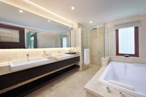 Separate bathtub and shower, deep-soaking bathtub, free toiletries - Royal Kamuela Villas & Suites at Monkey Forest, Ubud - For Adults Only (Ubud)