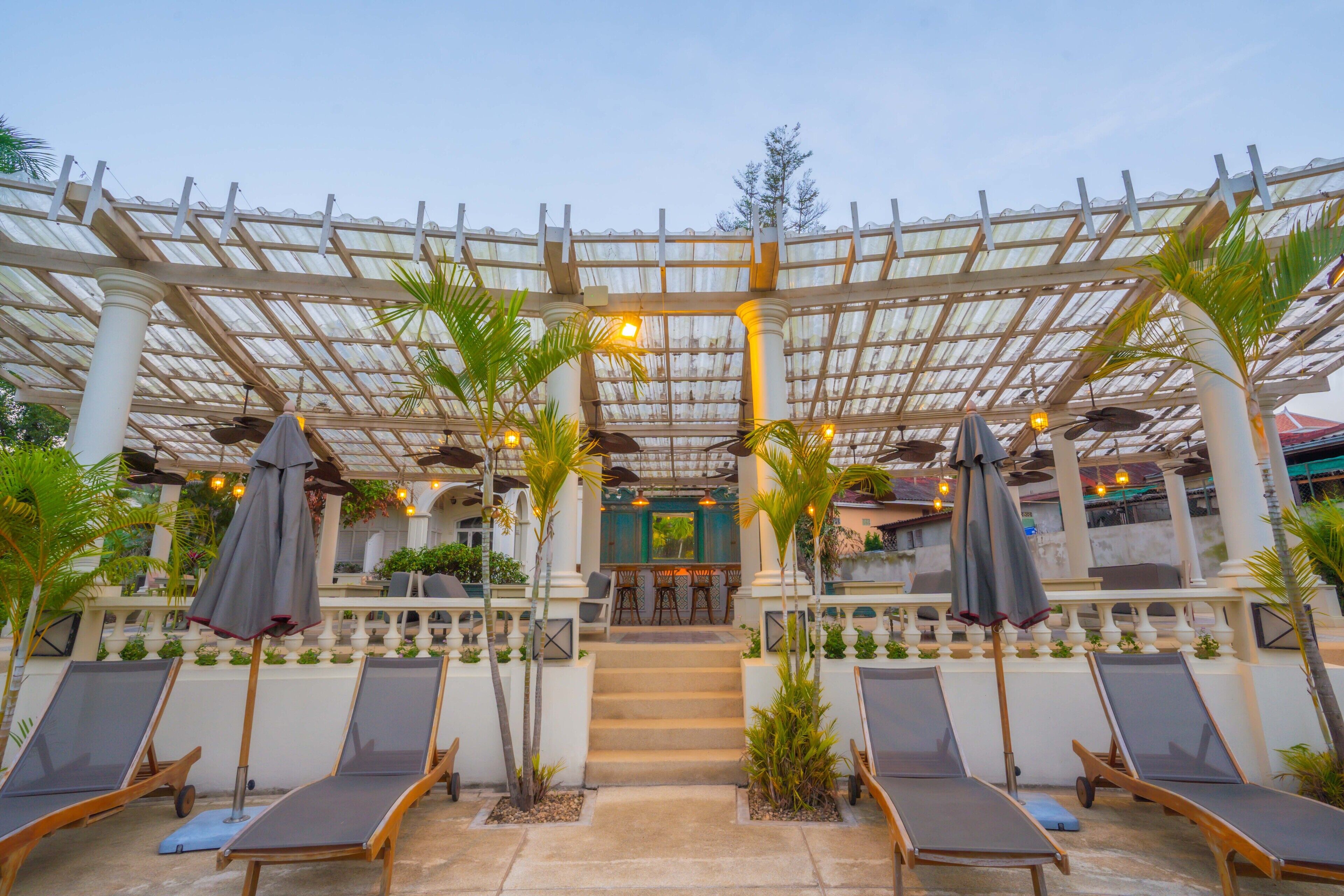 Quầy bar bên hồ bơi