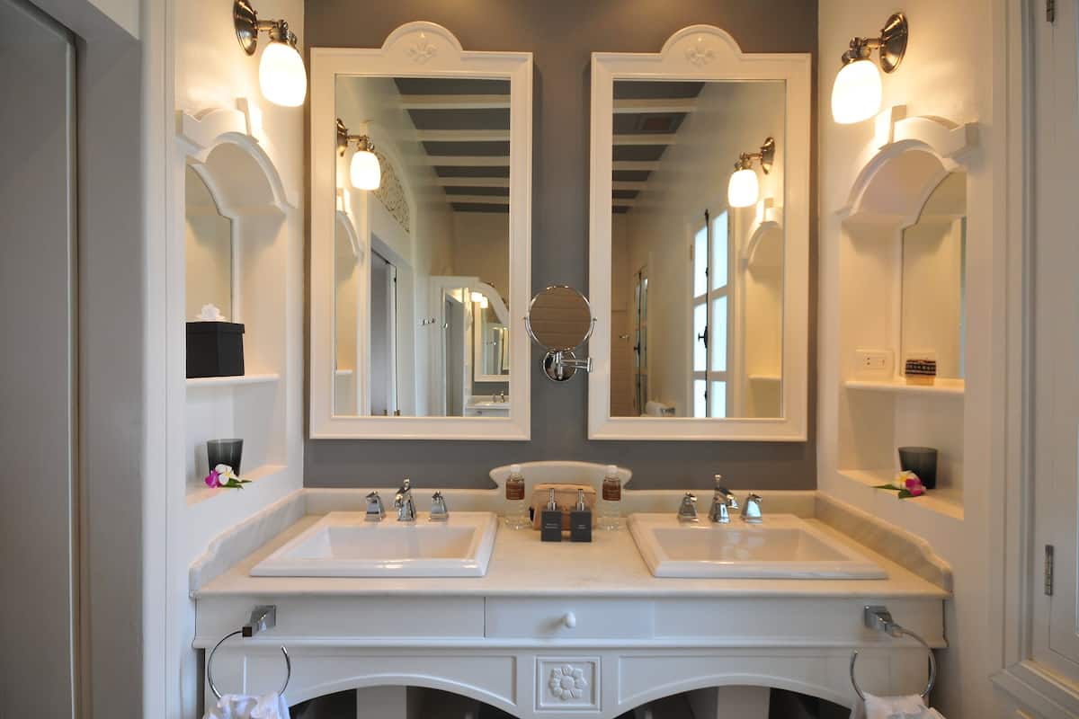 shower, rainfall showerhead, free toiletries, hair dryer