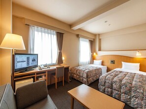 Desk, iron/ironing board, free WiFi, bed sheets - Hakata Green Hotel Building No.2 (Fukuoka)